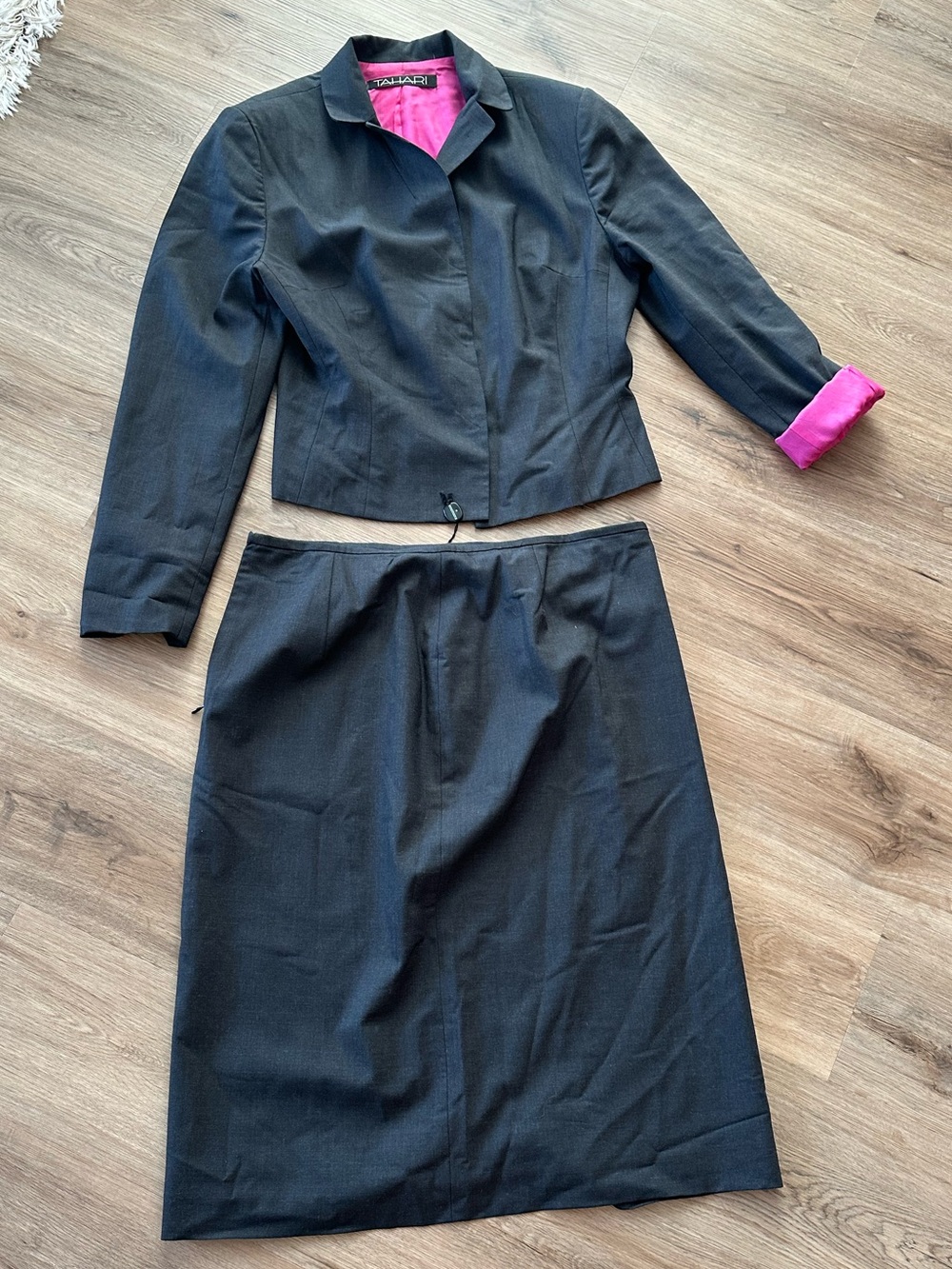 Tahari Charcoal Gray Skirt Suit Set Pink Lining Vintage careerwear